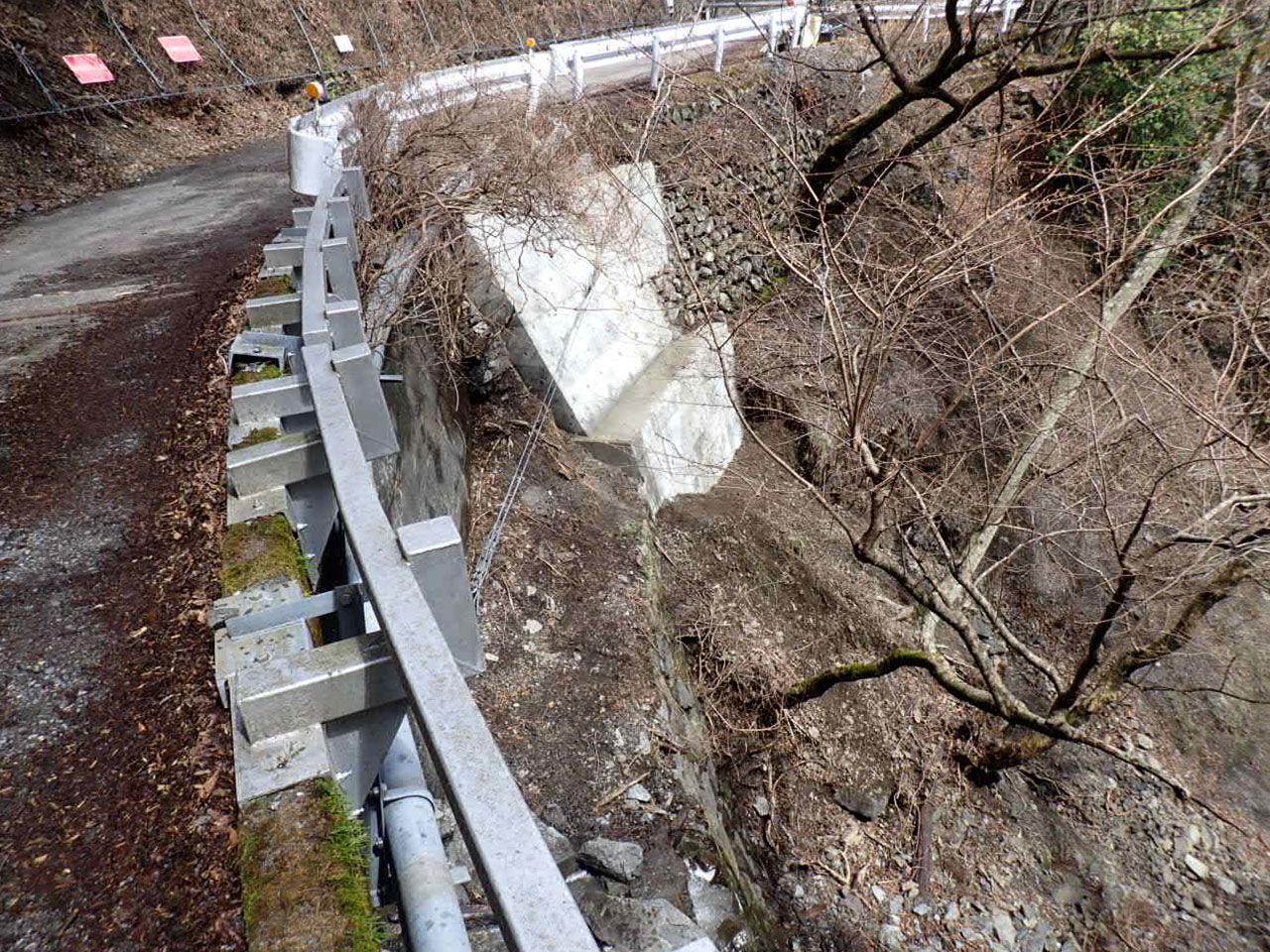 中電発注R5千頭ダム巡視路5.5km地点路肩補修工事